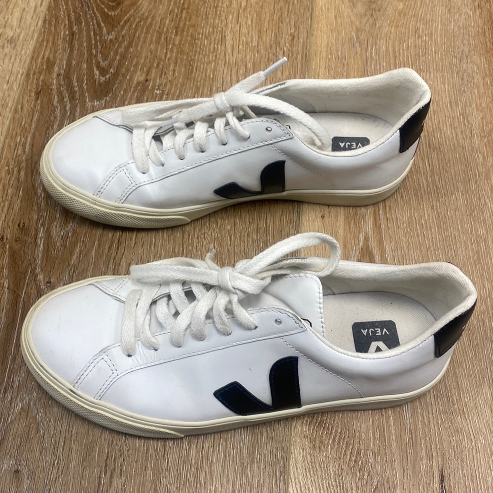 Veja Esplar US 7, EUR 38. Black/white. EUC.
